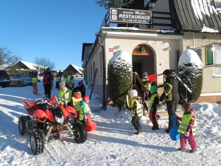 Restaurace A Penzion Maja Бенецко Екстер'єр фото